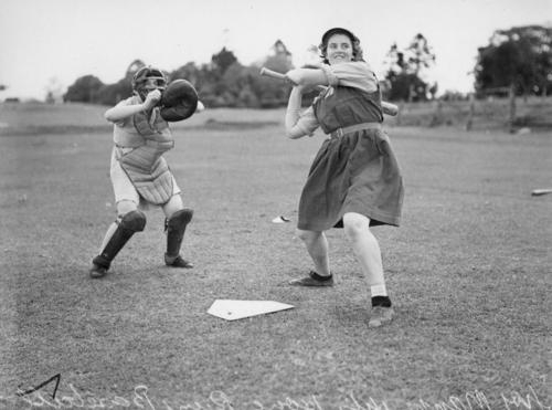 Two_girls_playing_baseball_Brisbane_1940.jpeg