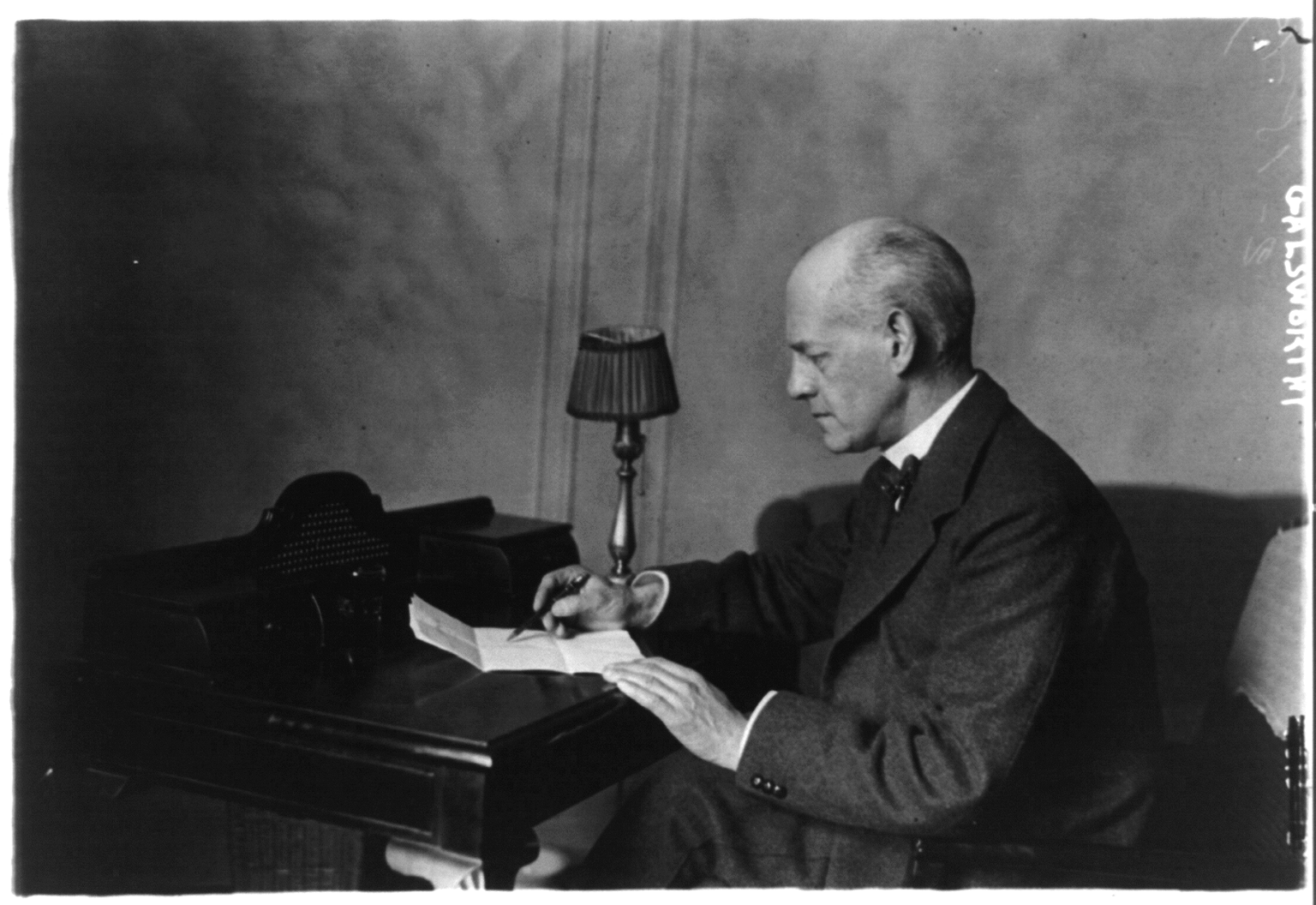 john_galsworthy_1919_loc_3b29718u